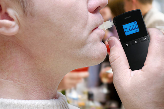 How to choose your desired alcohol checker?